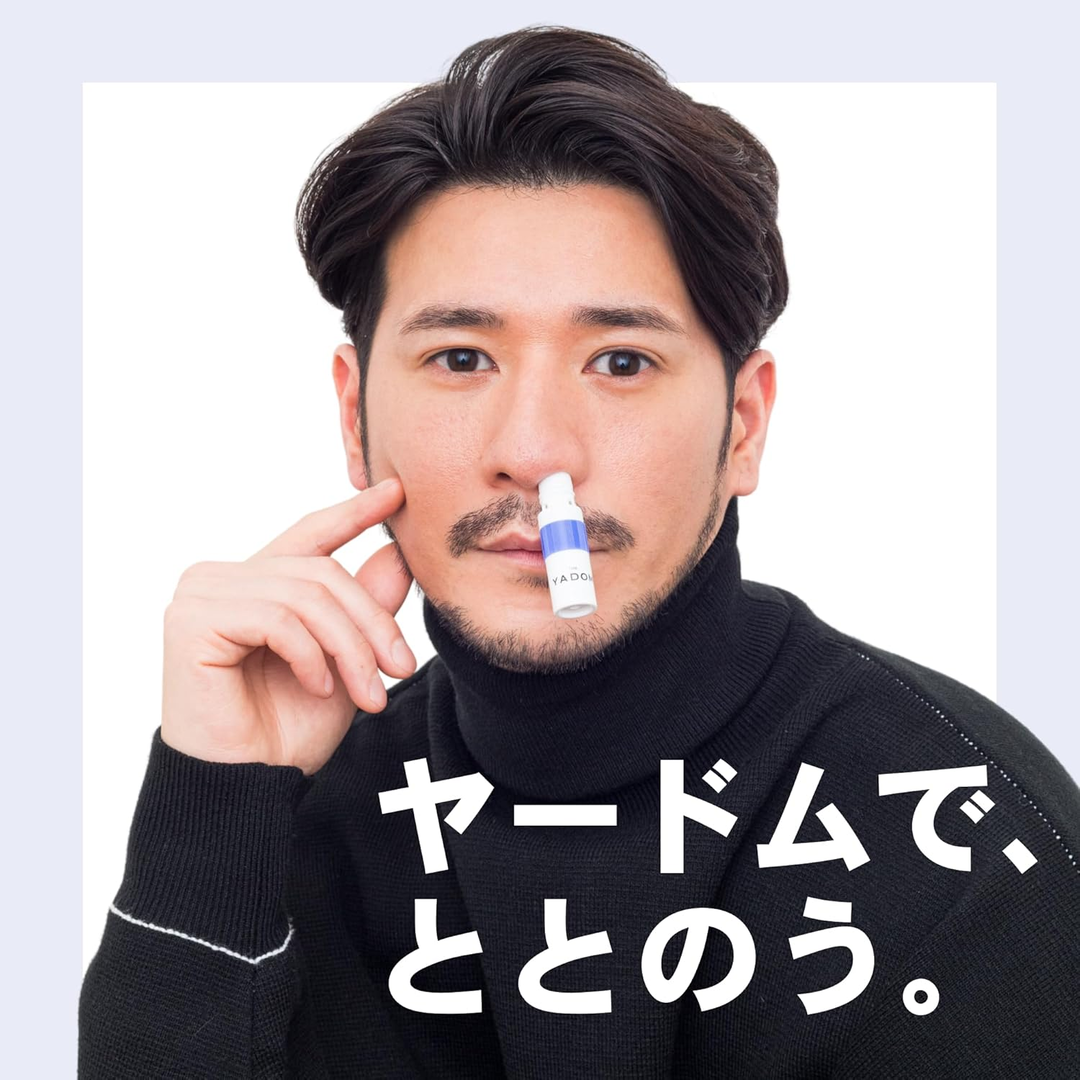 ヤードムを思いっきり鼻に突っ込む男性 / 画像: Amazon の商品ページより